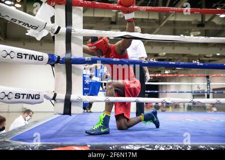 Shreveport, Louisiane, États-Unis. 31 mars 2021. Ferris Dixon de Detroit, MI prie avant son match le 6 jour des Championnats nationaux de boxe des États-Unis 2020 à Shreveport, LA. Crédit : Allyse Pulliam/ZUMA Wire/Alamy Live News Banque D'Images