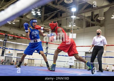 Shreveport, Louisiane, États-Unis. 31 mars 2021. Ryan Zempoaltecatl Fallsburg, NY combat Ferris Dixon Detroit, MI le 6 e jour des Championnats nationaux de boxe des États-Unis 2020 à Shreveport, LA. Crédit : Allyse Pulliam/ZUMA Wire/Alamy Live News Banque D'Images