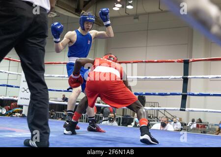 Shreveport, Louisiane, États-Unis. 31 mars 2021. Dempsey Wooten, de Mannford, en Oklahoma, combat Bobbie, de Pettigrew Brooklyn, le 6 e jour des Championnats nationaux de boxe des États-Unis 2020 à Shreveport, EN LOUISIANE. Crédit : Allyse Pulliam/ZUMA Wire/Alamy Live News Banque D'Images