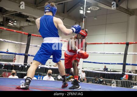 Shreveport, Louisiane, États-Unis. 31 mars 2021. Dempsey Wooten, de Mannford, en Oklahoma, combat Bobbie, de Pettigrew Brooklyn, le 6 e jour des Championnats nationaux de boxe des États-Unis 2020 à Shreveport, EN LOUISIANE. Crédit : Allyse Pulliam/ZUMA Wire/Alamy Live News Banque D'Images