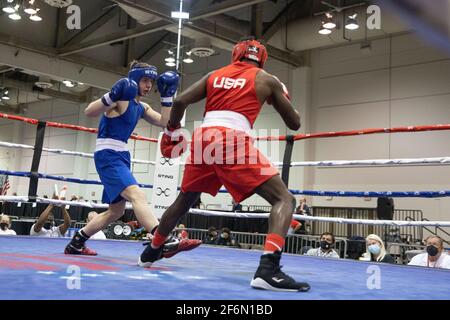 Shreveport, Louisiane, États-Unis. 31 mars 2021. Dempsey Wooten, de Mannford, en Oklahoma, combat Bobbie, de Pettigrew Brooklyn, le 6 e jour des Championnats nationaux de boxe des États-Unis 2020 à Shreveport, EN LOUISIANE. Crédit : Allyse Pulliam/ZUMA Wire/Alamy Live News Banque D'Images