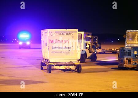 Buenos Aires, Buenos Aires, Argentine. 1er avril 2021. Aujourd'hui, 1 million de vaccins chinois Sinopharm sont arrivés à l'aéroport international d'Ezeiza à Buenos Aires sur un vol Aerolineas Argentinas. Crédit : Claudio Santisteban/ZUMA Wire/Alamy Live News Banque D'Images