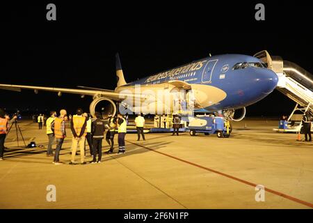 Buenos Aires, Buenos Aires, Argentine. 1er avril 2021. Aujourd'hui, 1 million de vaccins chinois Sinopharm sont arrivés à l'aéroport international d'Ezeiza à Buenos Aires sur un vol Aerolineas Argentinas. Crédit : Claudio Santisteban/ZUMA Wire/Alamy Live News Banque D'Images