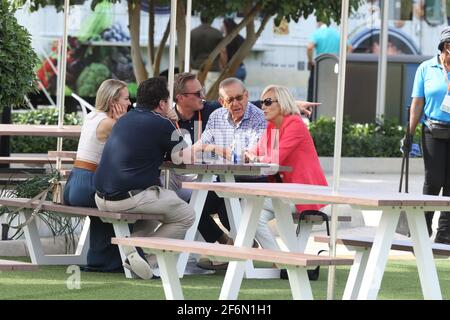MIAMI GARDENS, FL - 01 AVRIL : (PAS DE VENTE À NEW YORK POST) propriétaire des Dolphins de Miami Stephen M. Ross le jour 11 de l'ouverture de Miami le 1er avril 2021 au Hard Rock Stadium à Miami Gardens, Floride personnes : Stephen M. Ross crédit : hoo-me / MediaPunch Banque D'Images