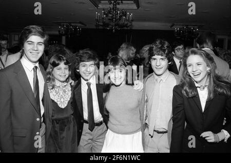 Patrick Labyorteaux, Dana Hill, Glenn Scarpelli, Danielle Brisebois, Matthew Labyorteaux et Melissa Gilbert 11 décembre 1981 crédit : Ralph Dominguez/MediaPunch Banque D'Images