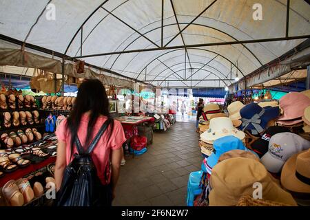 Femme thaïlandaise magasiner dans la boutique de cadeaux, à l'extérieur des murs de Wat Arun, Temple de l'Aube en Thaïlande, Bangkok. Banque D'Images