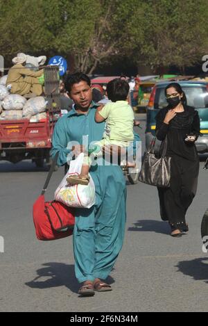 Lahore, Pakistan. 1er avril 2021. Les membres de la famille pakistanaise voyagent à pied en raison de la fermeture des bus Speedo et du métro ligne orange (OLMT) en raison de nouvelles restrictions visant à contenir la propagation du Covid-19 dans la capitale provinciale de Lahore. (Photo de Rana Sajid Hussain/Pacific Press) Credit: Pacific Press Media production Corp./Alay Live News Banque D'Images