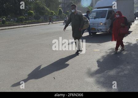 Lahore, Pakistan. 1er avril 2021. Les membres de la famille pakistanaise voyagent à pied en raison de la fermeture des bus Speedo et du métro ligne orange (OLMT) en raison de nouvelles restrictions visant à contenir la propagation du Covid-19 dans la capitale provinciale de Lahore. (Photo de Rana Sajid Hussain/Pacific Press) Credit: Pacific Press Media production Corp./Alay Live News Banque D'Images