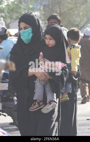 Lahore, Pakistan. 1er avril 2021. Les membres de la famille pakistanaise voyagent à pied en raison de la fermeture des bus Speedo et du métro ligne orange (OLMT) en raison de nouvelles restrictions visant à contenir la propagation du Covid-19 dans la capitale provinciale de Lahore. (Photo de Rana Sajid Hussain/Pacific Press) Credit: Pacific Press Media production Corp./Alay Live News Banque D'Images