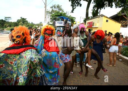 itacare, bahia / brésil - 20 février 2012: Des hommes masqués sont vus dans la rue de la ville d'Itacare, dans le sud de Bahia, pendant le carnaval. *** Loc Banque D'Images
