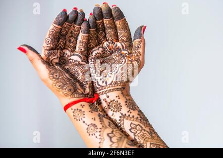 Main de mariée peinte avec henné la veille du mariage . Banque D'Images