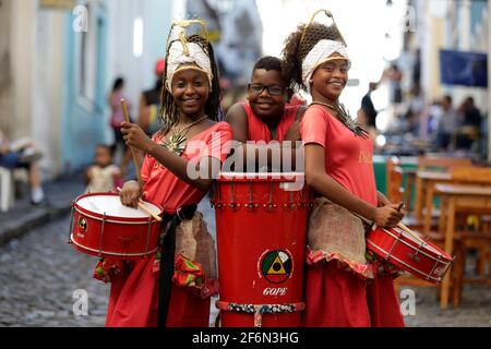 salvador, bahia / brésil - 19 février 2019: Les enfants de Banda Dida sont vus à côté des instruments de musique à Pelourinho dans la ville de Salvador. *** Banque D'Images