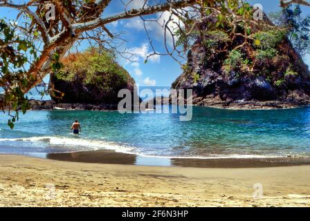 Îles au large de la plage au parc national Manuel Antonio au Costa Rica. Banque D'Images