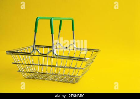 Le panier à provisions est vide. Panier en métal pour les achats en magasin. Empilage de produits. Banque D'Images