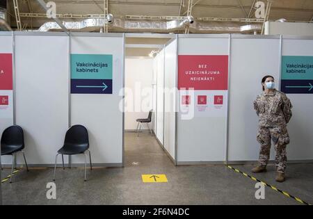 Riga, Lettonie. 1er avril 2021. Un soldat garde dans le centre de vaccination du marché central de Riga, Riga, Lettonie, le 1er avril 2021. Selon le ministère de la Santé, un lot de grands centres de vaccination dans les villes lettones sera ouvert afin d'accroître la capacité de vaccination du pays. Crédit: Edijs Palens/Xinhua/Alamy Live News Banque D'Images