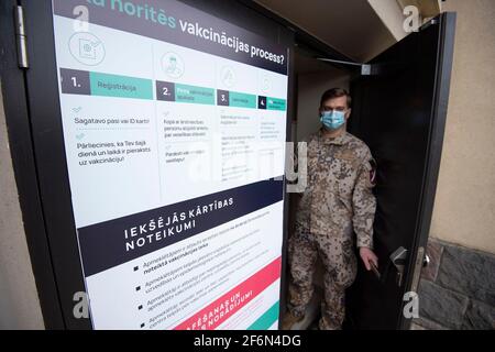 Riga, Lettonie. 1er avril 2021. Un soldat travaille au centre de vaccination du marché central de Riga, Riga, Lettonie, le 1er avril 2021. Selon le ministère de la Santé, un lot de grands centres de vaccination dans les villes lettones sera ouvert afin d'accroître la capacité de vaccination du pays. Crédit: Edijs Palens/Xinhua/Alamy Live News Banque D'Images