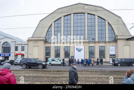 Riga. 1er avril 2021. Photo prise le 1er avril 2021 montre le centre de vaccination à Riga Central Market, Riga, Lettonie. Selon le ministère de la Santé, un lot de grands centres de vaccination dans les villes lettones sera ouvert afin d'accroître la capacité de vaccination du pays. Crédit: Edijs Palens/Xinhua/Alamy Live News Banque D'Images