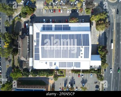 Panneaux solaires toit vue aérienne sur un supermarché avec parkings, voitures, routes à Castlemaine, Victoria, Australie. Banque D'Images