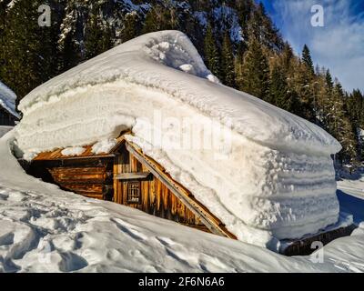 Huttes de montagne sur le pâturage de montagne Jezero Banque D'Images