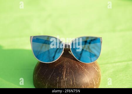 Modèle de lunettes de soleil de chat de mode pour femmes avec de grands verres bleus tirer dehors dans un jour ensoleillé de gros plan. Mise au point sélective Banque D'Images