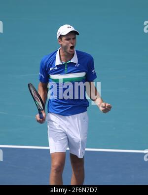 MIAMI GARDENS, FL - AVRIL 01: (PAS DE VENTE À NEW YORK POST) Hubert Hurkacz de Pologne bat Stefanos Tsitsipas de Grèce le jour 11 de l'ouverture de Miami le 1er avril 2021 au Hard Rock Stadium à Miami Gardens, Floride personnes: Hubert Hurkacz crédit: Hoo-me / MediaPunch Banque D'Images