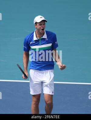 MIAMI GARDENS, FL - AVRIL 01: (PAS DE VENTE À NEW YORK POST) Hubert Hurkacz de Pologne bat Stefanos Tsitsipas de Grèce le jour 11 de l'ouverture de Miami le 1er avril 2021 au Hard Rock Stadium à Miami Gardens, Floride personnes: Hubert Hurkacz crédit: Hoo-me / MediaPunch Banque D'Images