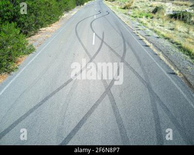 Le patin de voiture marque une vue aérienne sur la route du tarmac avec pelouse, Victoria, Australie. Banque D'Images