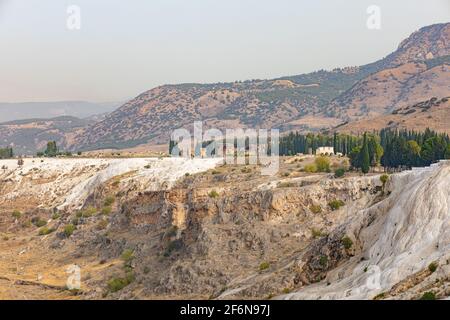 Vue générale sur les montagnes et porte d'entrée de l'ancienne ville de Hiérapolis à Denizli, Antalya Turquie. Travertin de calcium blanc. Banque D'Images