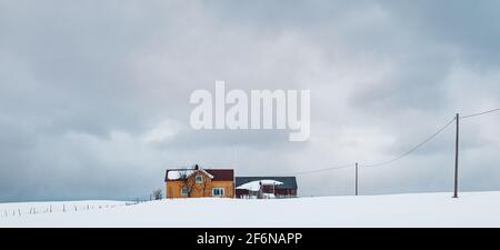 Maison isolée sur campagne enneigée, Norvège. Banque D'Images