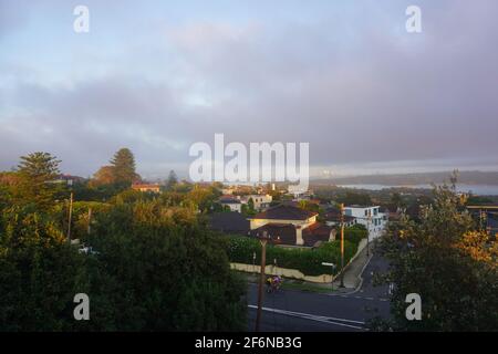 Vue en début de matinée du Skyline de Sydney enveloppé de brouillard Banque D'Images