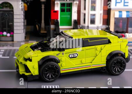 Tambov, Fédération de Russie - 24 juin 2020 Lego Lamborghini Urus ST-X car de LEGO Speed Champions en ville. Banque D'Images