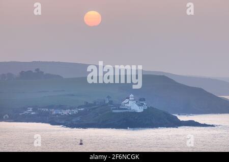 Roches point, Cork, Irlande. 02 avril, 2021 UN Vendredi Saint lever de soleil briser le brouillard tôt le matin à roches point, Co. Cork, Irlande. - crédit; David Creedon / Alamy Live News Banque D'Images