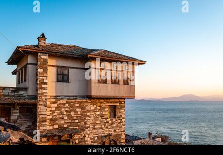 Un ancien manoir traditionnel à Afissos, avec vue sur le golfe Pagasétique. Il est construit en pierre et en bois et les toits sont couverts de la célèbre caract Banque D'Images