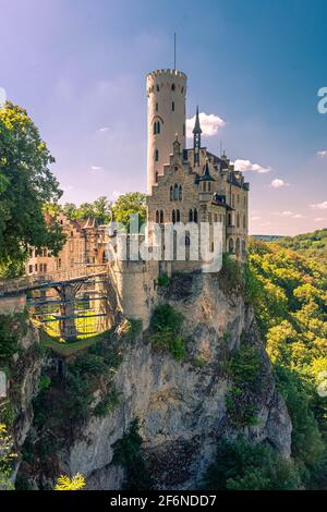 Château de Lichtenstein (Schloss Lichtenstein), un palais construit en style néo-gothique dominant la vallée de l'Echaz près de Honau, Reutlingen, dans le Jura souabe Banque D'Images