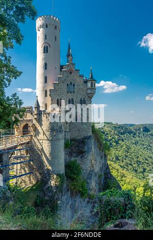 Château de Lichtenstein (Schloss Lichtenstein), un palais construit en style néo-gothique dominant la vallée de l'Echaz près de Honau, Reutlingen, dans le Jura souabe Banque D'Images