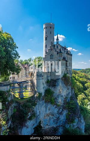 Château de Lichtenstein (Schloss Lichtenstein), un palais construit en style néo-gothique dominant la vallée de l'Echaz près de Honau, Reutlingen, dans le Jura souabe Banque D'Images