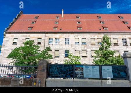 NUREMBERG, ALLEMAGNE, 28 JUILLET 2020 : entrée au Memorium Nurnberger Prozesse - le Mémorial des procès de Nuremberg dans la ville de Nuremberg, Allemagne. T Banque D'Images