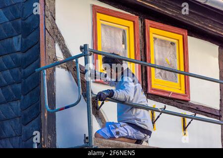 QUEDLINBURG, ALLEMAGNE, 28 JUILLET 2020 : peinture et restauration des maisons historiques à colombages du centre historique Banque D'Images