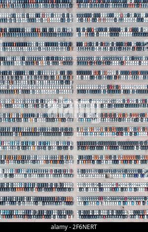 Grand parking avec beaucoup de nouvelles voitures en rangées droites. Vue de dessus de l'antenne Banque D'Images