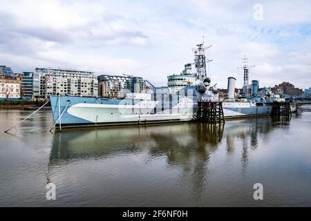 Le HMS Belfast un cuirassé de la seconde guerre mondiale qui a soutenu les débarquements du jour ancré en permanence sur la Tamise, avec la Tour de Londres Banque D'Images