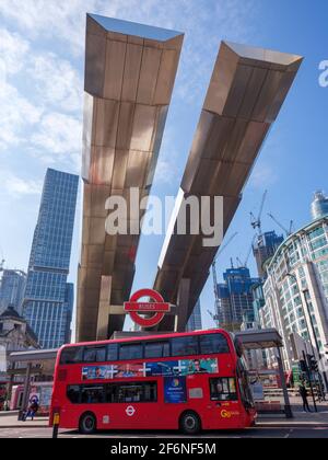 La gare routière de Vauxhall, Vauxhall Cross, est exploitée par les autobus de Londres et est la deuxième station routière la plus achalandée de Londres Banque D'Images