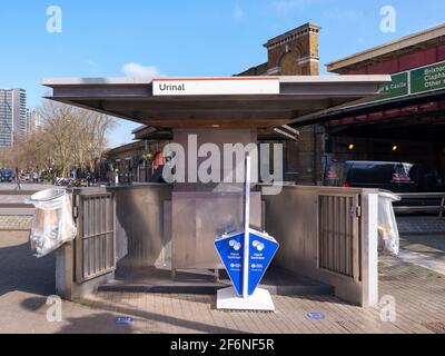 Urinoir public devant la station de métro Vauxhall London à Vauxhall Cross à Londres, Angleterre Banque D'Images