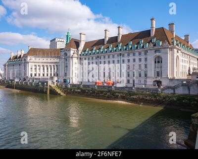 County Hall, construit pour la LCC plus tard le Greater London Council (GLC) jusqu'à son abolition en 1986, abrite maintenant l'aquarium de Londres et l'hôtel Marriott Banque D'Images