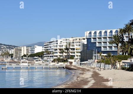 France, côte d'azur, Juan les Pins, cette célèbre station balnéaire est très populaire en été, elle a un visage différent en hiver. Banque D'Images