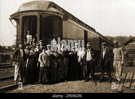 1914 - UN moment dans le début de l'industrie cinématographique américaine, cette ancienne photo d'Amercan montre la voiture de chemin de fer d'Essanay stock Company utilisée pour transporter des acteurs de film (montré) et des accessoires à divers endroits aux États-Unis. Le studio de cinéma d'Essanay film Manufacturing Company a été fondé en 1907 à Chicago, avec un lot de films à Niles Canyon, en Californie. Plus connu pour les films de comédie de Charlie Chaplin et d'autres qui ont présenté Gloria Swanson, Francis X. Bushman, et le copropriétaire de studio Broncho Billy Anderson. Elle a ensuite fusionné avec d'autres sociétés qui ont finalement été absorbées par Warner Brothers. Banque D'Images