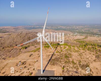 Éolienne de vue aérienne - développement durable, respectueux de l'environnement, concept d'énergie renouvelable Banque D'Images