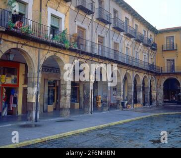 PLAZA MAYOR-SOPORTALES. Emplacement : EXTÉRIEUR. LEON. ESPAGNE. Banque D'Images