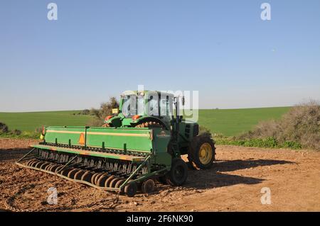 Un semoir est un outil agricole, généralement remorqué derrière un tracteur, qui sème (plante) des semences en rangées dans un champ Banque D'Images