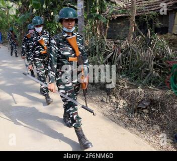 Kolkata, Inde. 1er avril 2021. Le personnel de sécurité marche en tant que ministre en chef du Bengale occidental, Mamata Banerjee (non représenté), assis à l'extérieur d'un bureau de vote pendant la deuxième phase des élections législatives du Bengale occidental à Nandigram le 1er avril 2021. (Photo de Dipa Chakraborty/Pacific Press) crédit: Pacific Press Media production Corp./Alay Live News Banque D'Images