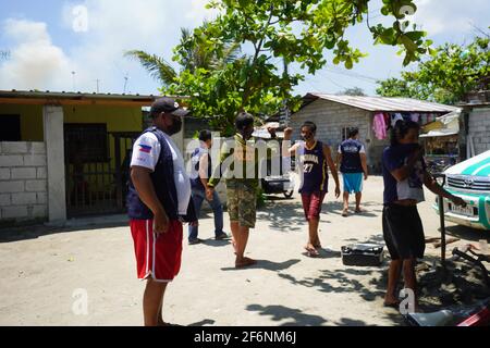 San Fernando, Philippines. 1er avril 2021. Barangay officiels de Cutud, Pampanga se ruant autour de mettre en œuvre des règles strictes de quarantaine et de verrouillage de personne ne faisant l'auto-flagellantion pendant la semaine de lenten. Cutud est connue comme la « capitale de la crucifixion des Philippines ». (Photo de Sherbien Dacalanio/Pacific Press) crédit: Pacific Press Media production Corp./Alay Live News Banque D'Images